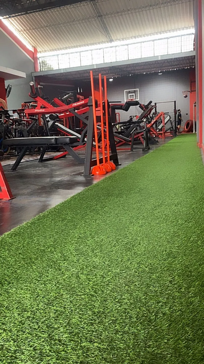 Zona de máquinas y área funcional del gimnasio CRAF Jhon Rey