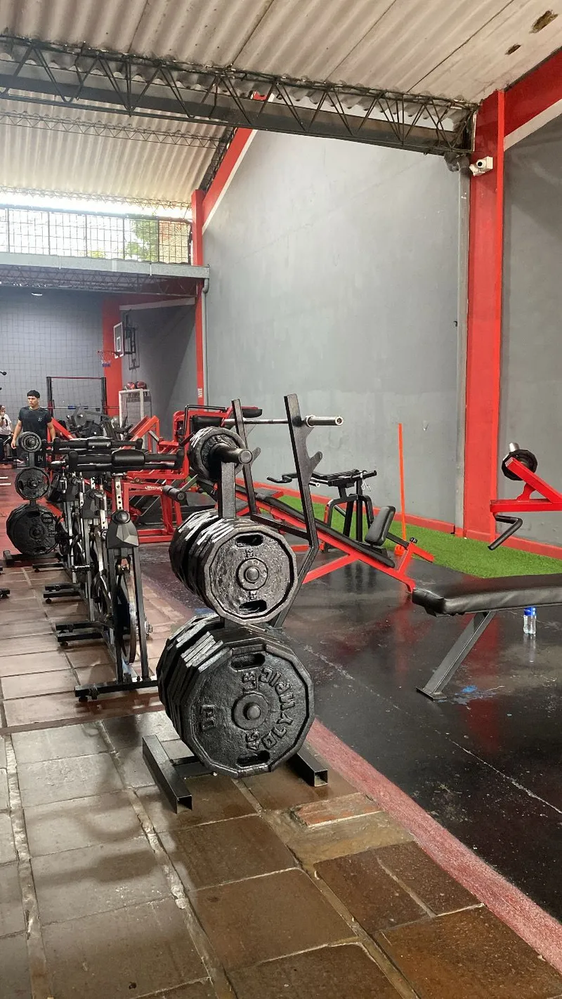 Equipos de peso libre y press de banca en CRAF Jhon Rey